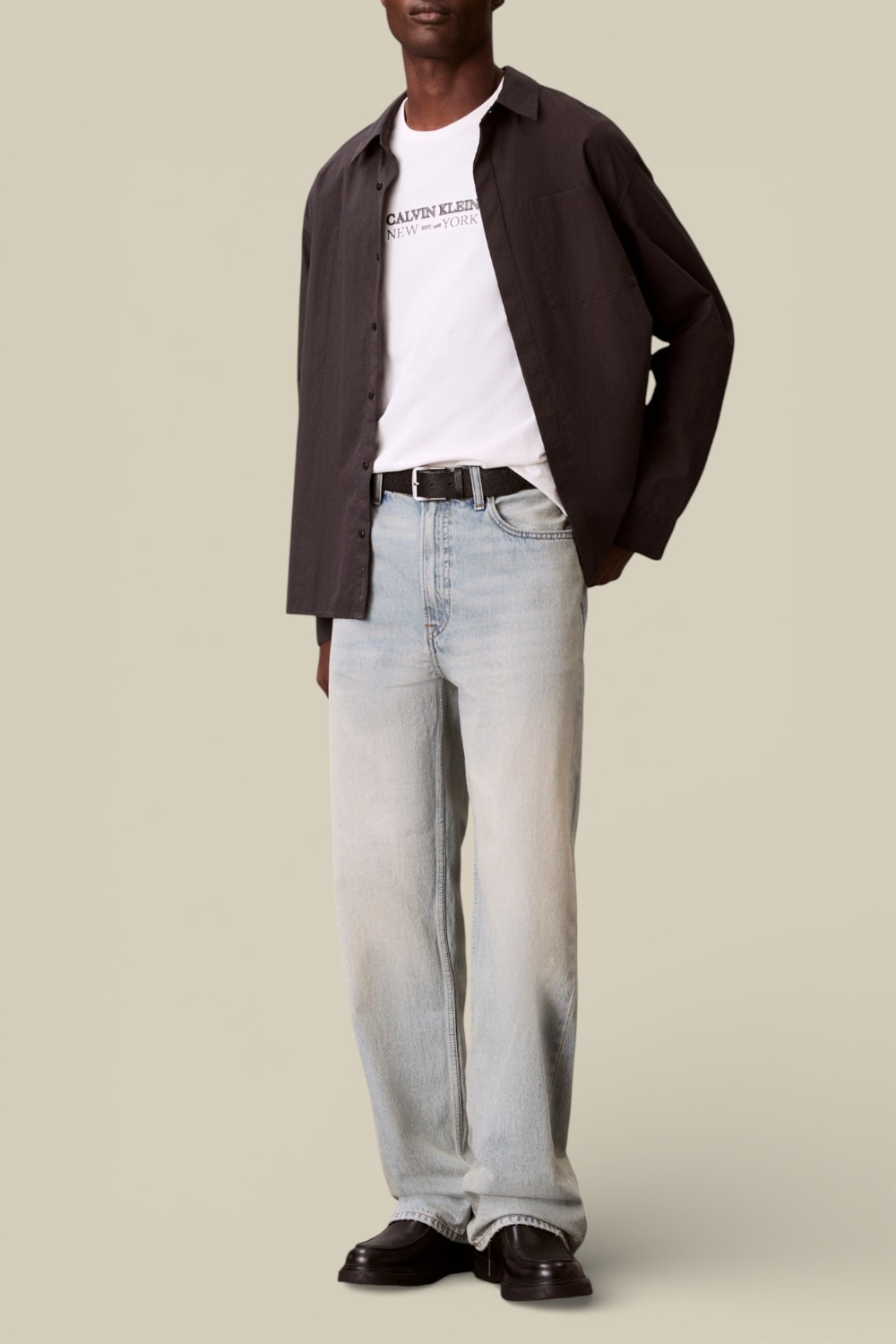 תמונת כל הלוק של חולצת טי